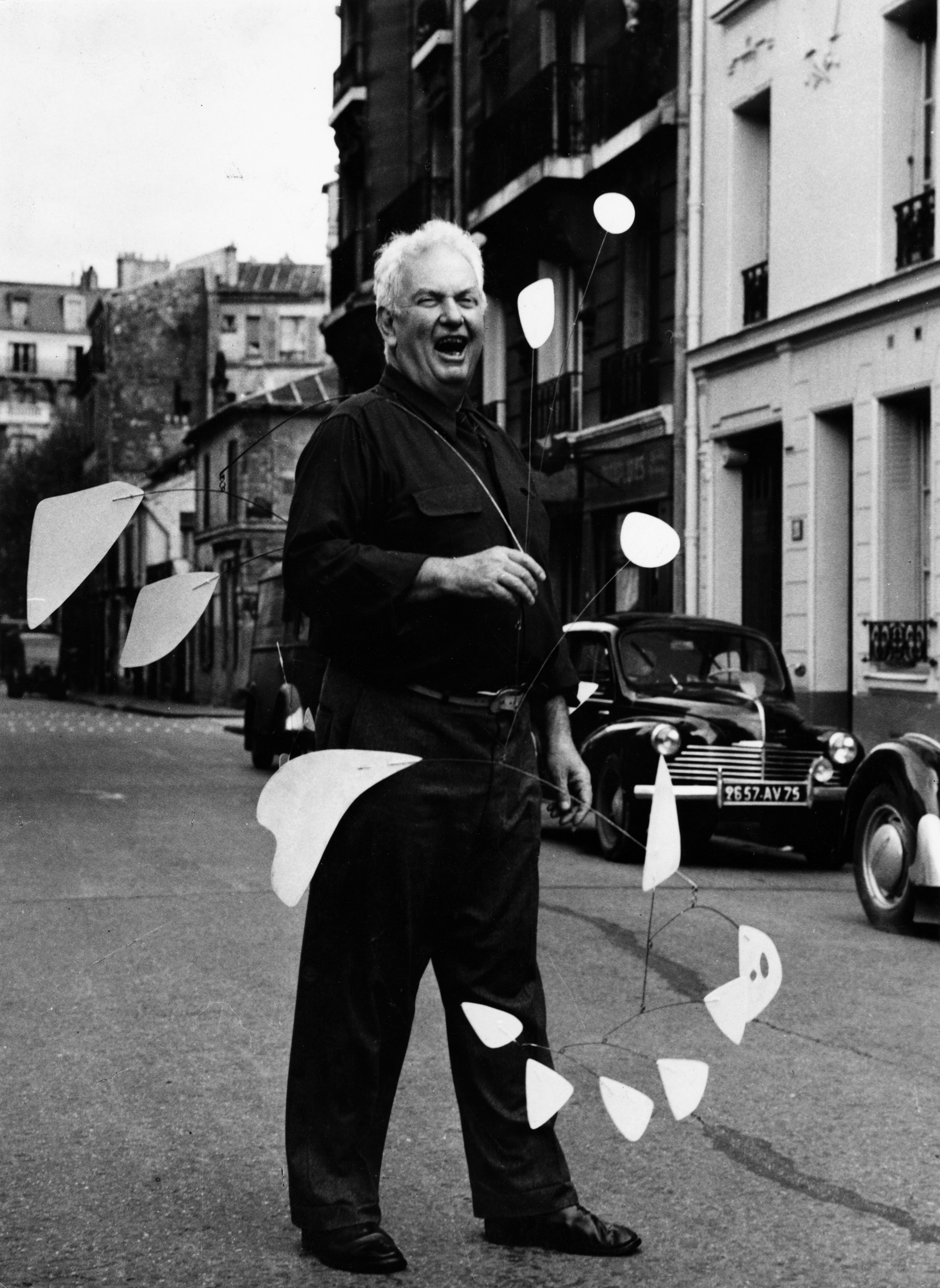 Calder with 21 feuilles blanches